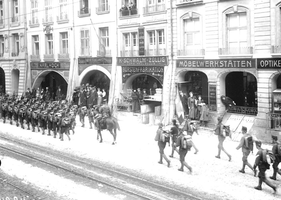 Truppen der Division 3 marschieren durch Bern - CH-BAR - 3240262