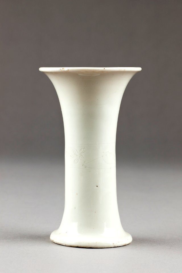 Trumpetformig porslinsvas gjord i Kina på 1600-talet - Hallwylska museet - 95540