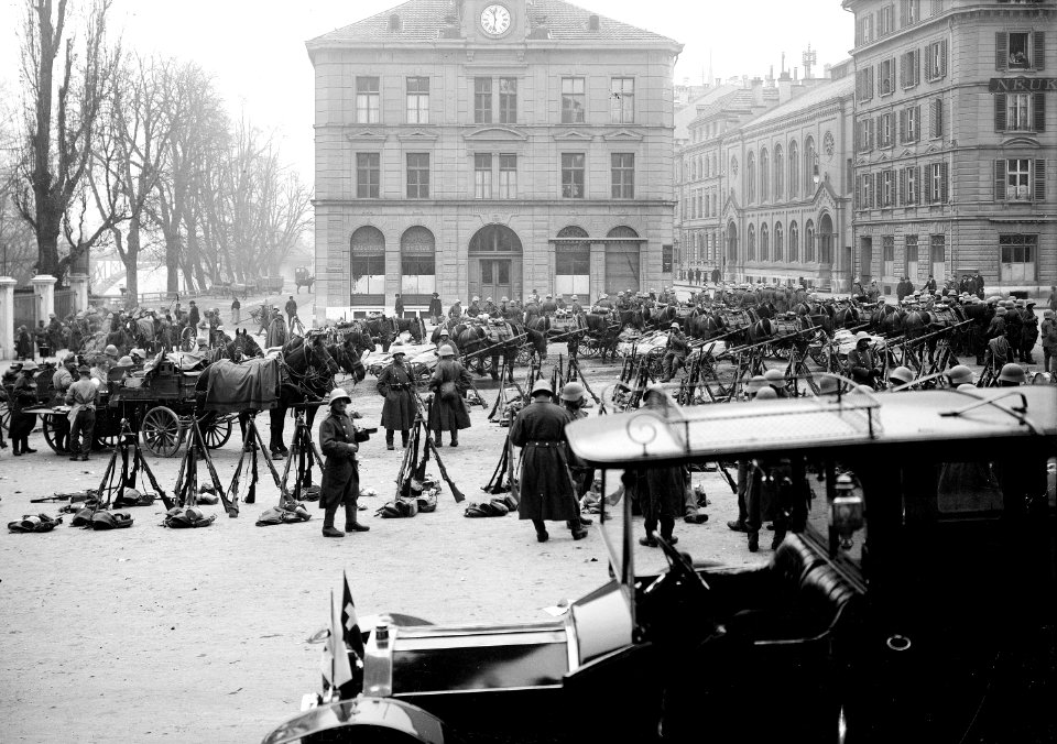 Truppen auf dem Waisenhausplatz während des Landesstreiks - CH-BAR - 3241472
