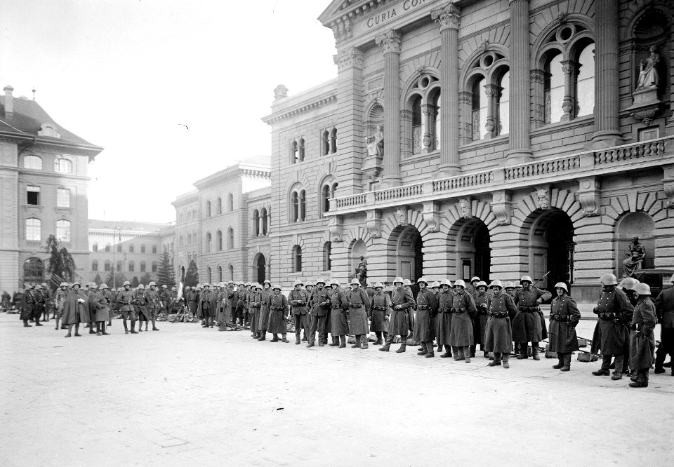 Truppen vor dem Bundeshaus während des Landesstreiks - CH-BAR - 3241467