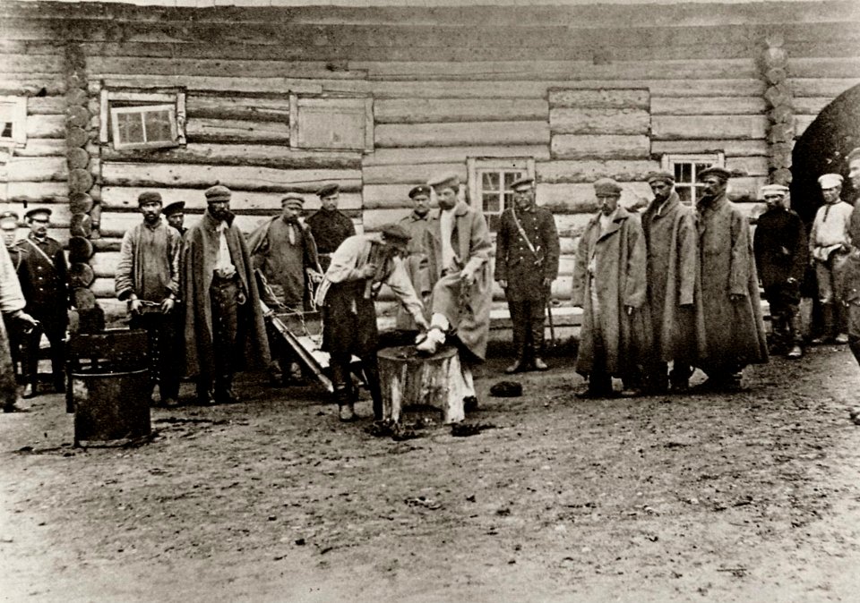 Tschechow, Anton - Den neuangekommenen Sträflingen werden Fußketten angeschmiedet (Zeno Fotografie)