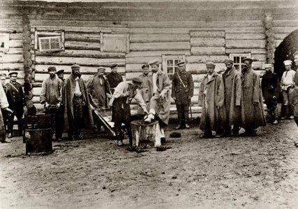 Tschechow, Anton - Den neuangekommenen Sträflingen werden Fußketten angeschmiedet (Zeno Fotografie)