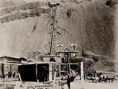 Tschechow, Anton - Außenansicht des Kohlenbergwerks von Due (Zeno Fotografie)