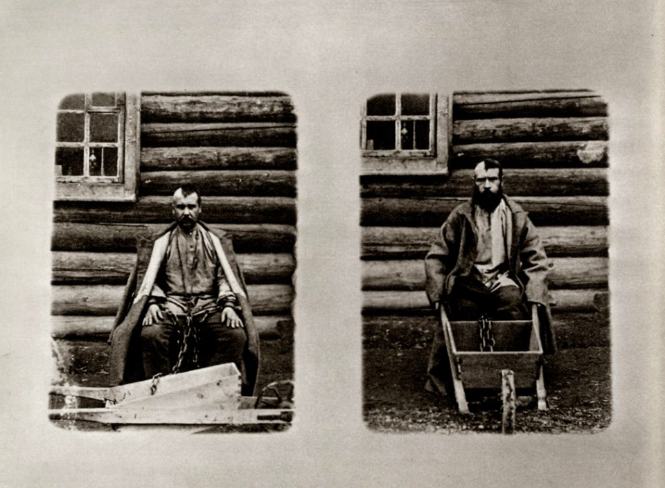 Tschechow, Anton - Mit Handschellen an ihre Schubkarren gekettete Sträflinge (Zeno Fotografie)