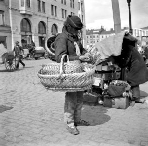 Tsekkiläinen korikauppias Kauppatorilla - N1956 (hkm.HKMS000005-000001ao)