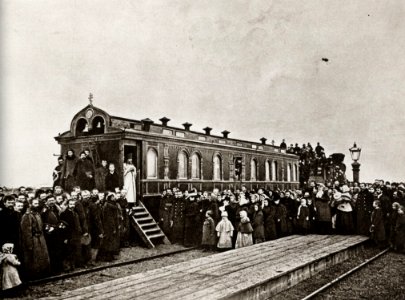 Tschechow, Anton - Warten auf den Gottesdienst - ein als fahrbare Kirche ausgestatteter Eisenbahnwagen auf einem Abstellgeleis im westlichen Sibirien (Zeno Fotografie)