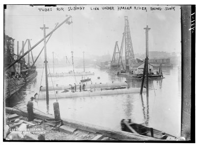 Tubes for subway line under Harlem River, being sunk LCCN2014694961