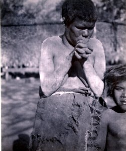 Tsirakua; kvinna med barn (fotografititel, katalogkort). Sydamerika. Bolivia - SMVK - 0071.0030 photo