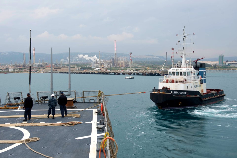 Tugboat assisting USS Porter (DDG-78) in mooring in Augusta Bay 160501-N-FQ994-165