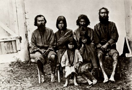 Tschechow, Anton - Eine Gruppe von Ainus, Ureinwohner Südsachalins (Zeno Fotografie)
