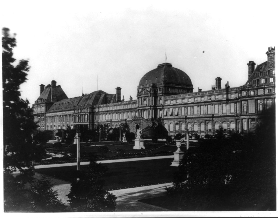 Tuileries, west front, Paris, France; full view of palace, looking across gardens LCCN2005694945