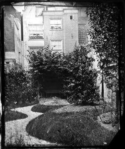 Tuin familie Lalleman, Tuin gezien naar achterzijde, 1860 - 1870 (max res)