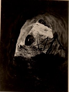 Tunnel durch eine Schneelawine am Wege auf den Lipnik. Aufgenommen am 17. Mai 1916. (BildID 15475328)