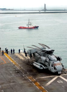 Tugboat Guides USS Tarawa Out of Port DVIDS82301