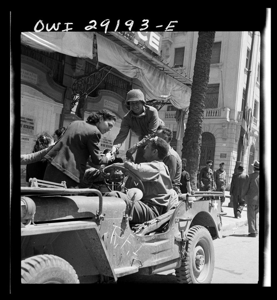 Tunis, Tunisia. Allied troops entering Tunis8d29798v