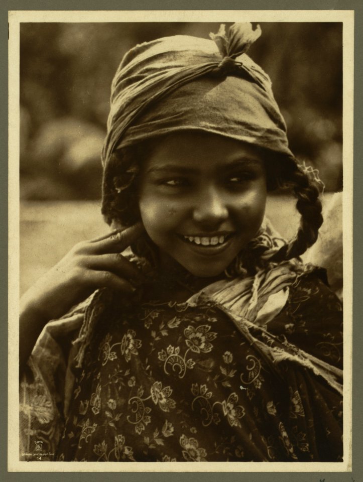 Tunisian girl, head-and-shoulders portrait, facing front) - Lehnert & Landrock, phot. Tunis LCCN2003690034