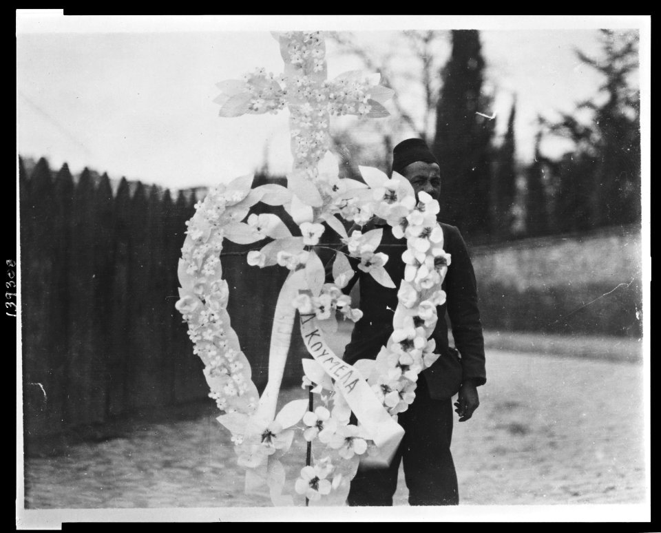Turk porter carrying Christian cross LCCN2010650591
