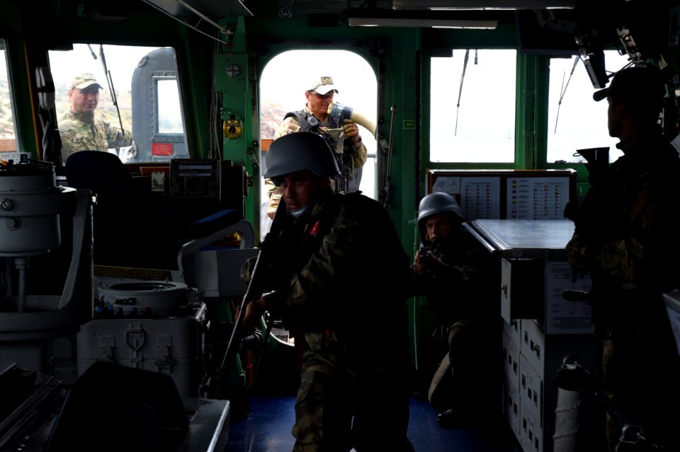 Turkish boarding teams practice tactical movements aboard the frigate TCG Gokceada (F-494), exercise Phoenix Express 2017, Cartagena, Spain, May 11, 2017 (4)