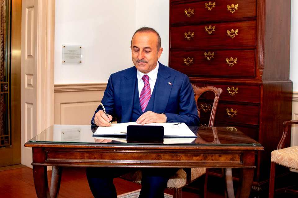 Turkish Foreign Minister Çavuşoğlu Signs Secretary Pompeo's Guestbook