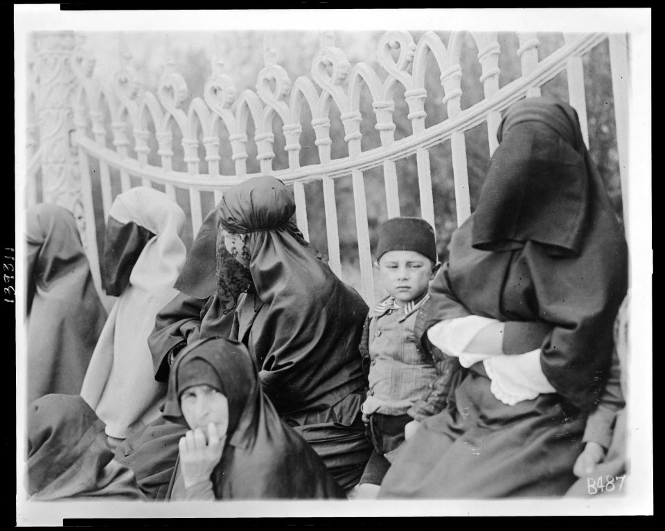 Turkish women, Constantinople, Turkey LCCN2010650578