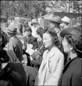 Turlock, California. Families of Japanese ancestry arrived at Turlock assembly center. Evacuees wi . . . - NARA - 537653