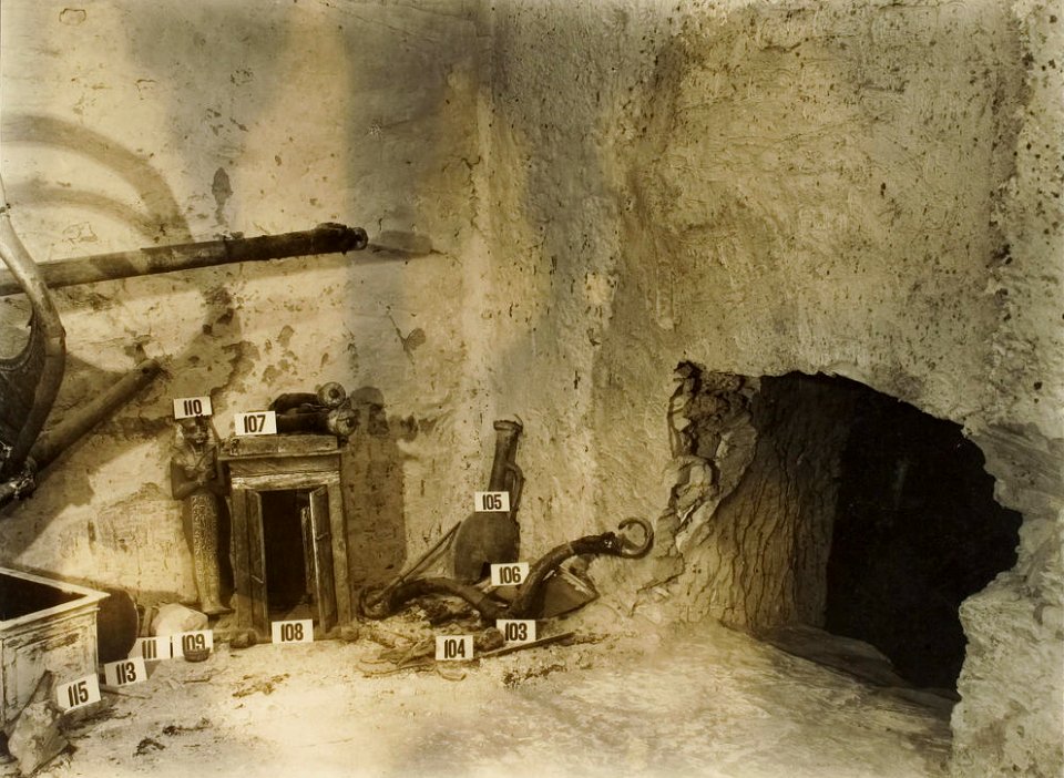 Tutankhamun tomb photographs 2 034