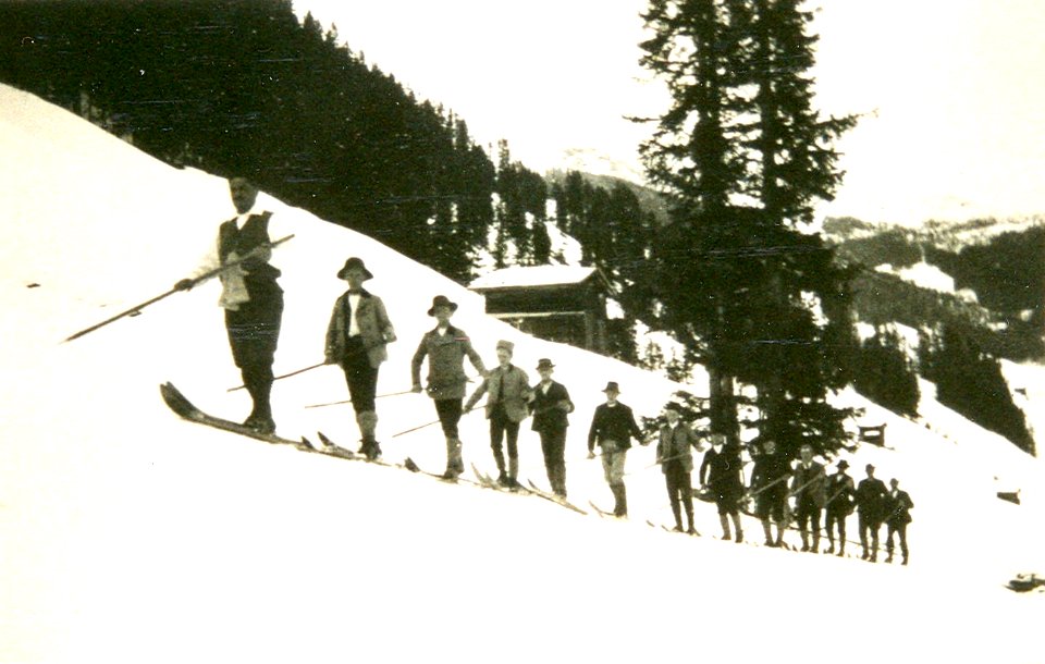 Tuxer Jugend beim Schifahren 1914