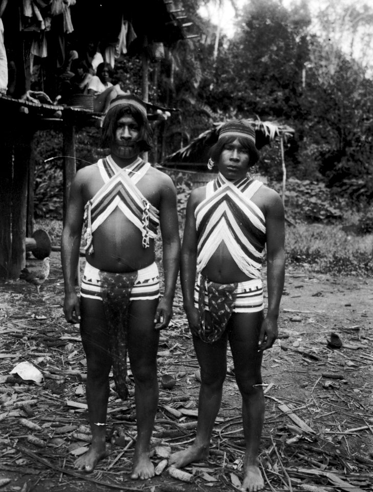 Två eleganta unga indianer med glaspärlor för mycket pengar. Darién, Jaqué River. Panama - SMVK - 003981