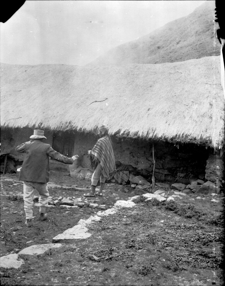 Två personer utanför hus. Sydamerika. Peru - SMVK - 002488