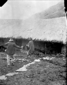 Två personer utanför hus. Sydamerika. Peru - SMVK - 002488