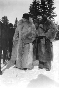 Två män i vadlånga pälsar, Umeå - Nordiska Museet - NMA.0041364