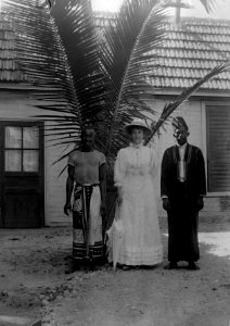 Två tjänare hos Richmanns vid kokospalmen på gården. Fru R. i mitten. Datum, 1906 - SMVK - 021826