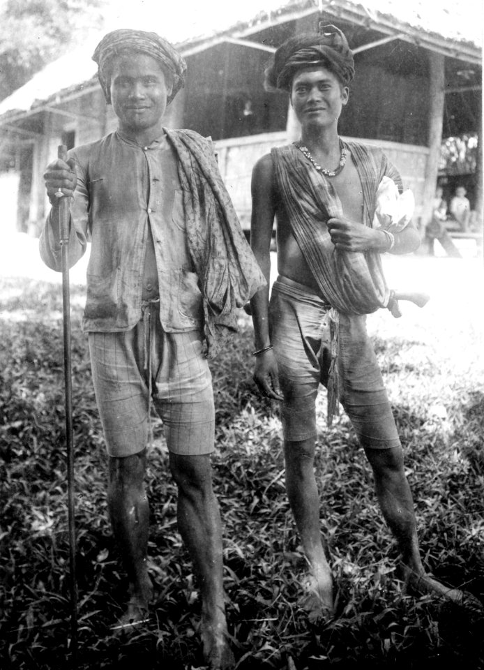 Två män, den t.v. hövding. Sulawesi. Indonesien - SMVK - 010774