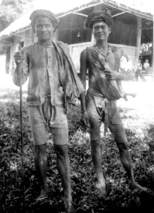 Två män, den t.v. hövding. Sulawesi. Indonesien - SMVK - 010774