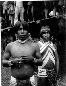 Två smyckade indianer. Rio Sambú, Darién, Panamá. Darién, Sambú River. Panama - SMVK - 004326
