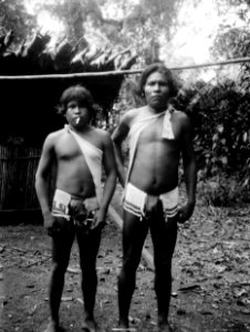 Två ynglingar tillhörande familjen Cabrera med ngerblod. Rio Sambú, Darien, Panamá. Rio Sambu - SMVK - 003964 photo