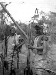 Två indianer med vapen. Rio San Miguel, Guaporé. Brasilien - SMVK - 005731