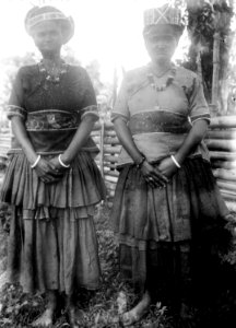 Två maradika (adel) kvinnor, den ena i tali waloe, den andra i tali potaja. Kulawi, Sulawesi - SMVK - 010778