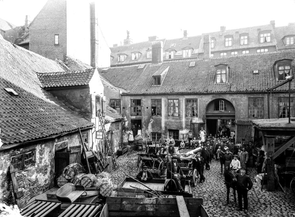 Tvermoes Gård - courtyard