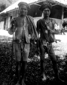 Två män, den t.v. hövding. Sulawesi. Indonesien - SMVK - 000201
