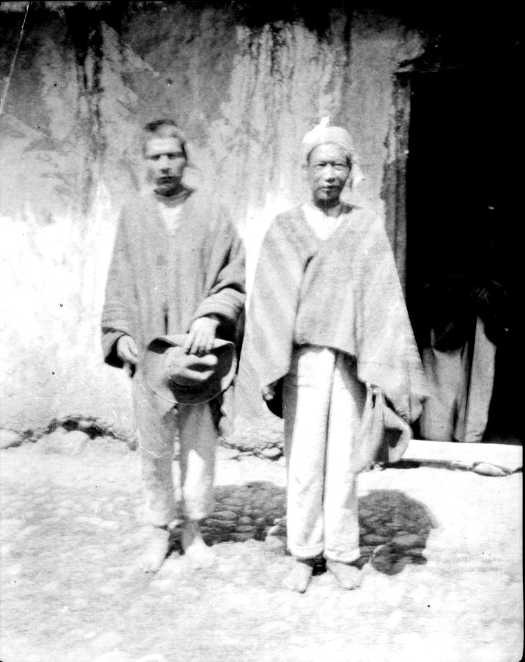 Två apolistaindianer (lapachu-talande). Lokal, Prov. Caupolican, Bolivia. Stam, Apolista - SMVK - 002402