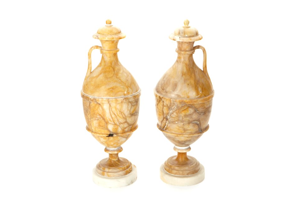 Två urneformade kannor från 1700-talet gjorda av alabaster - Skoklosters slott - 93549