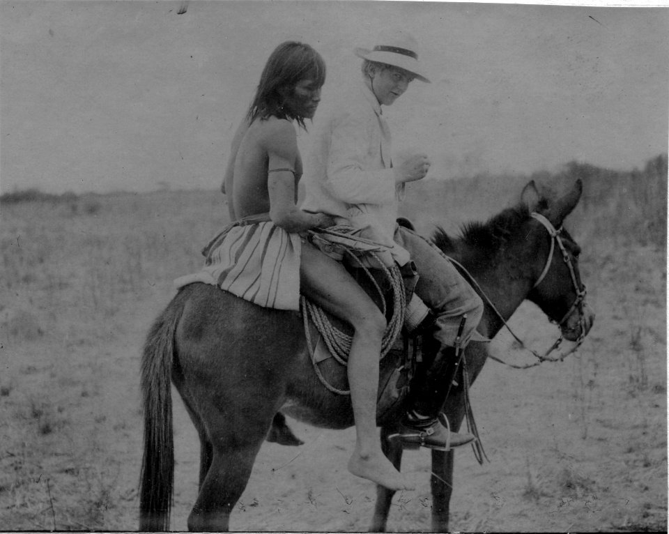 Två personer på en mula. Gran Chaco. Bolivia - SMVK - 004756