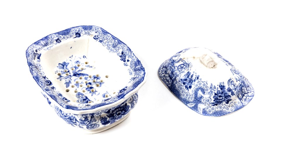 Tvålkopp av flintporslin med lock och sil, 1850 cirka - Skoklosters slott - 108383
