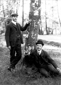 Två unga män i utomhusmiljö - Nordiska Museet - NMA.0054262 photo