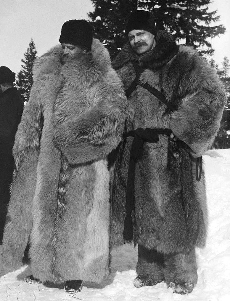 Två män i vadlånga pälsar, Umeå - Nordiska Museet - NMA.0041364 (cropped)