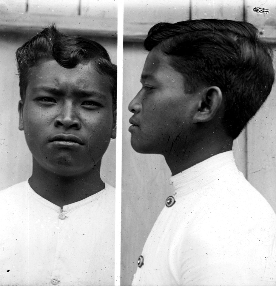 Två ynglingar, en i en face och en i profil. Banggaai, Poso, Sulawesi. Indonesien - SMVK - 000290