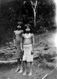 Två flickor. Rio Jaqué, Panamas v. kust, nära Colombia. Foto tage 1927 av exp. Erl - SMVK - 004363