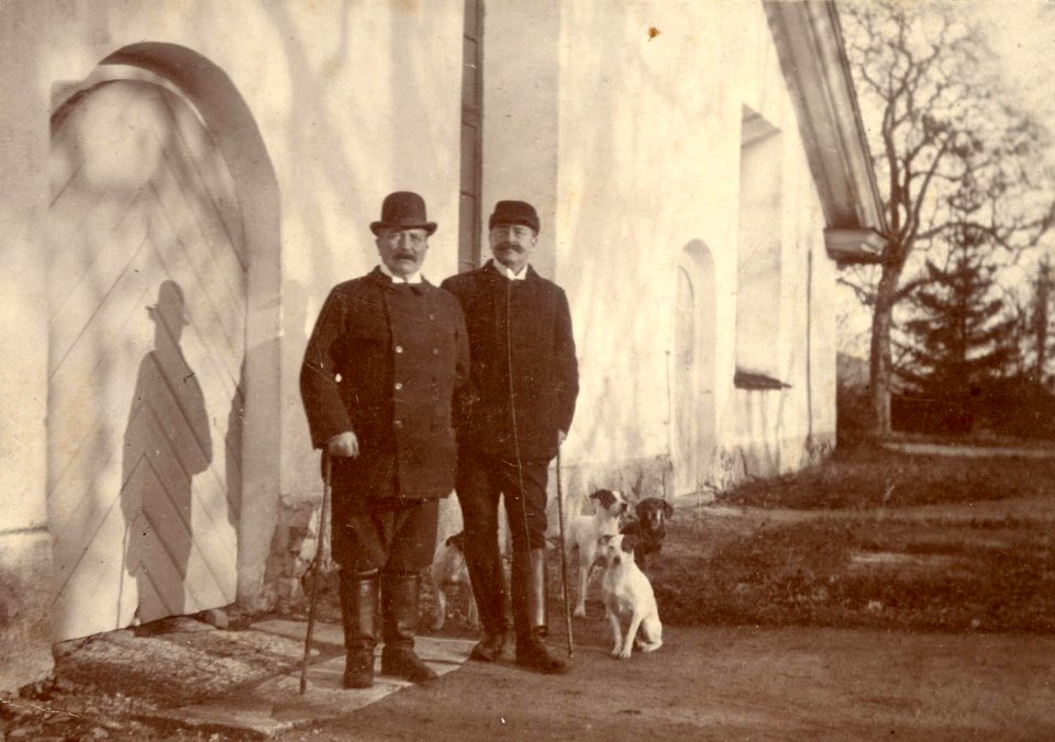 Två män med hundar vid Julita gård - Nordiska Museet - NMA.0034365