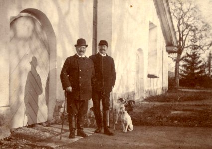 Två män med hundar vid Julita gård - Nordiska Museet - NMA.0034365 photo